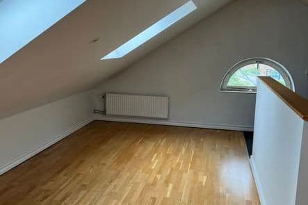 Ljus vindslägenhet nära centrum